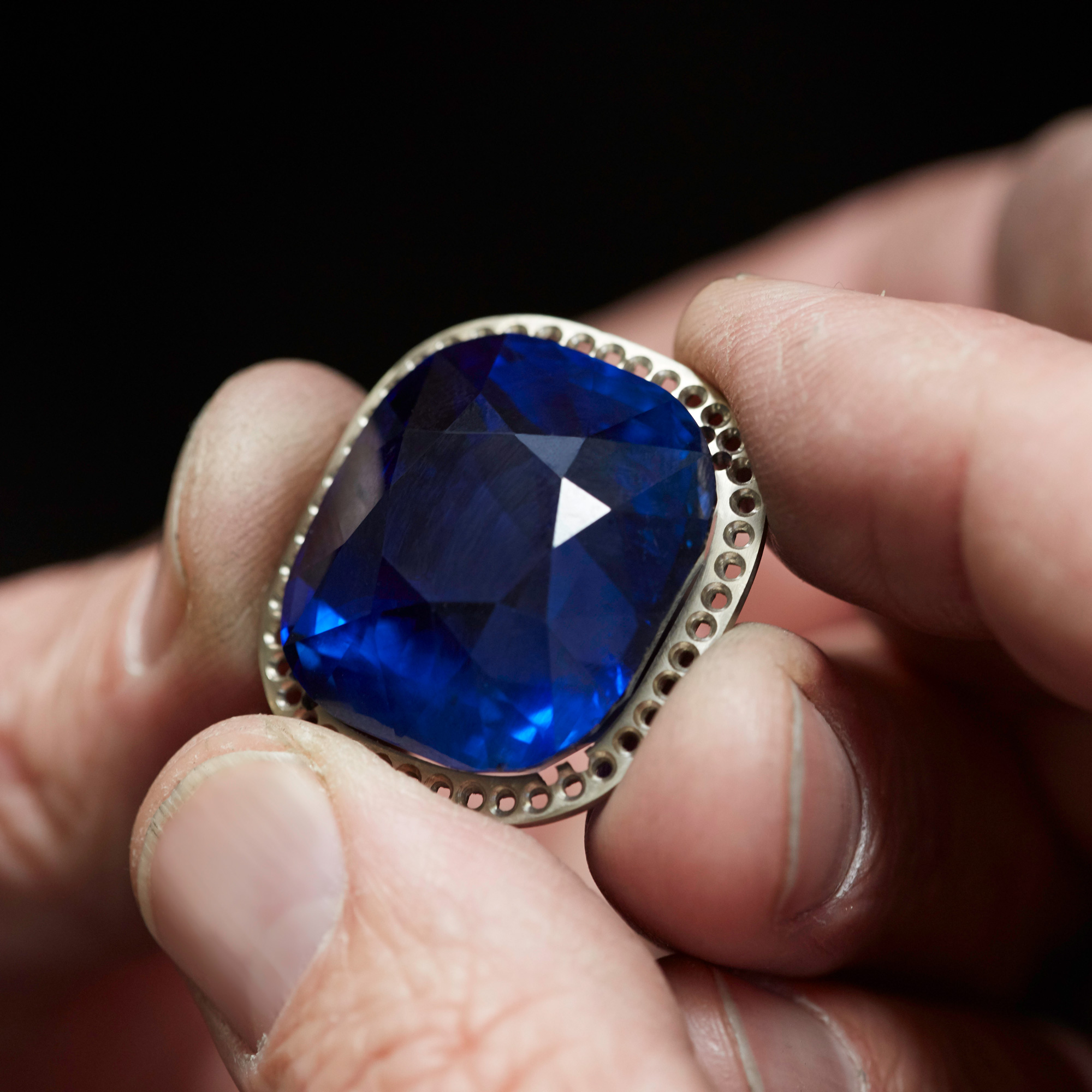 Close up of the 118.88ct Garrard Jubilee Sapphire raw stone