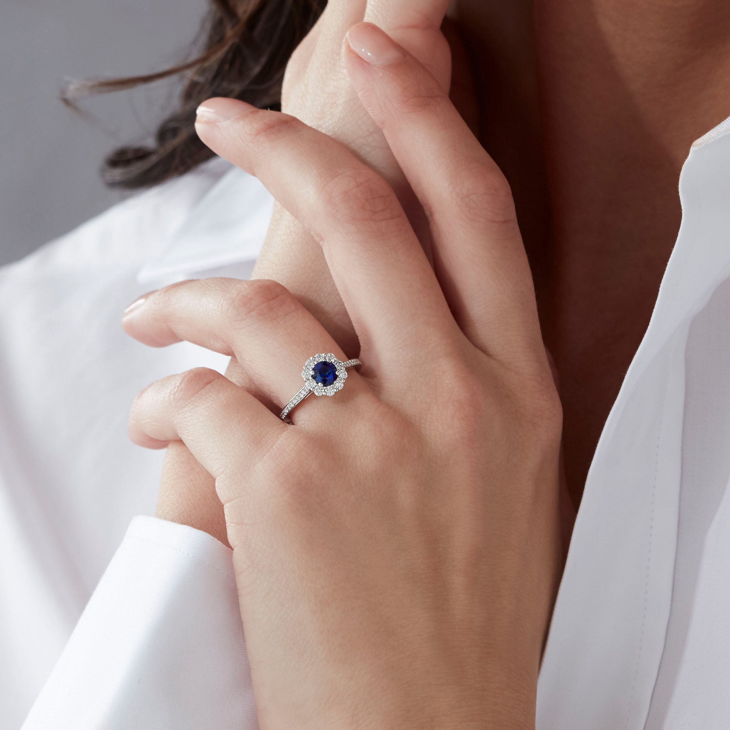 Garrard 1735 jewellery collection Sapphire Round Ring Garrard In Platinum with Diamonds JR17PT06 On Model Garrard 1735 jewellery collection Sapphire Round Ring Garrard In Platinum with Diamonds JR17PT06 On Model