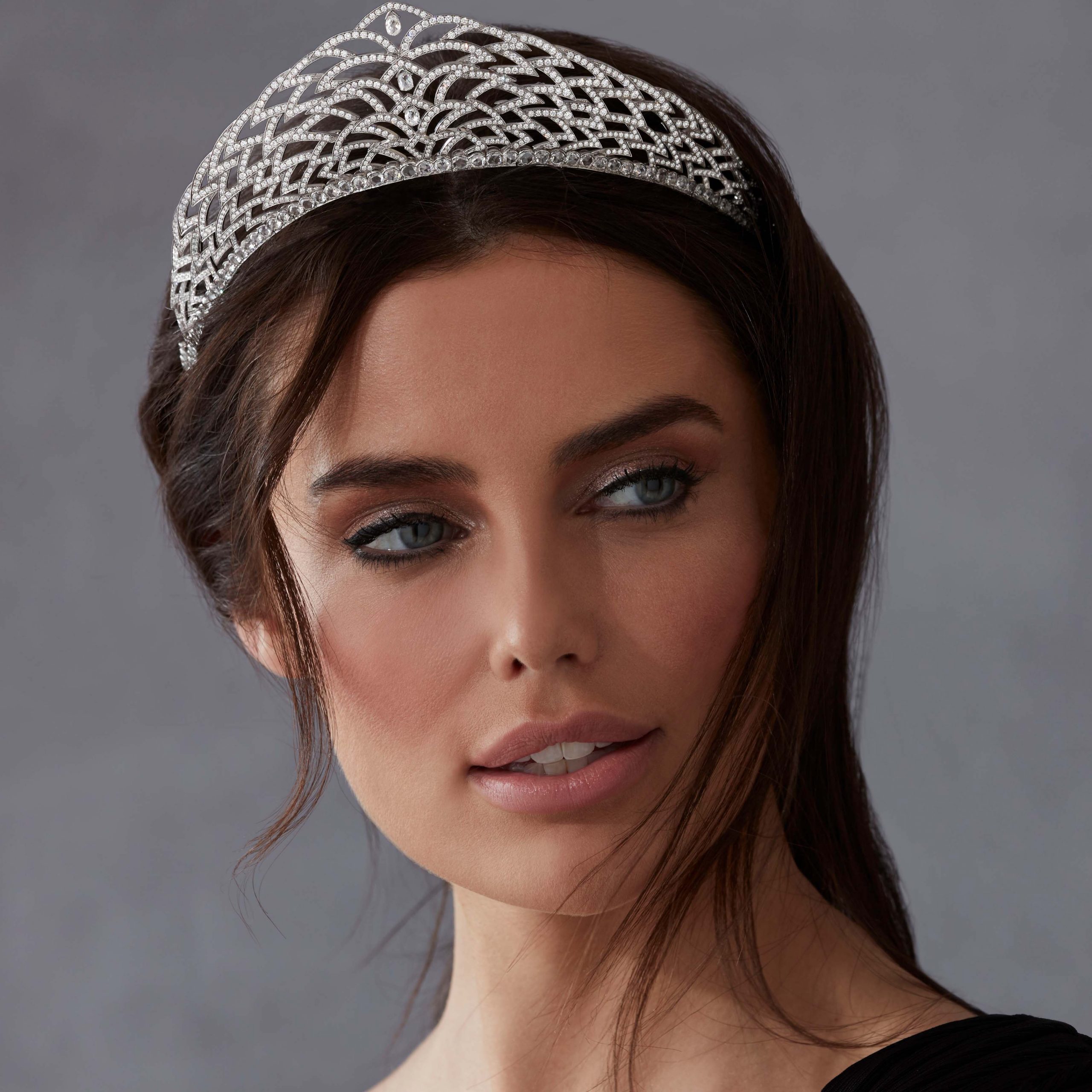Garrard Laurel High Jewellery Diamond Tiara In 18ct White Gold 2015855 On Model Garrard Laurel High Jewellery Diamond Tiara In 18ct White Gold 2015855 On Model