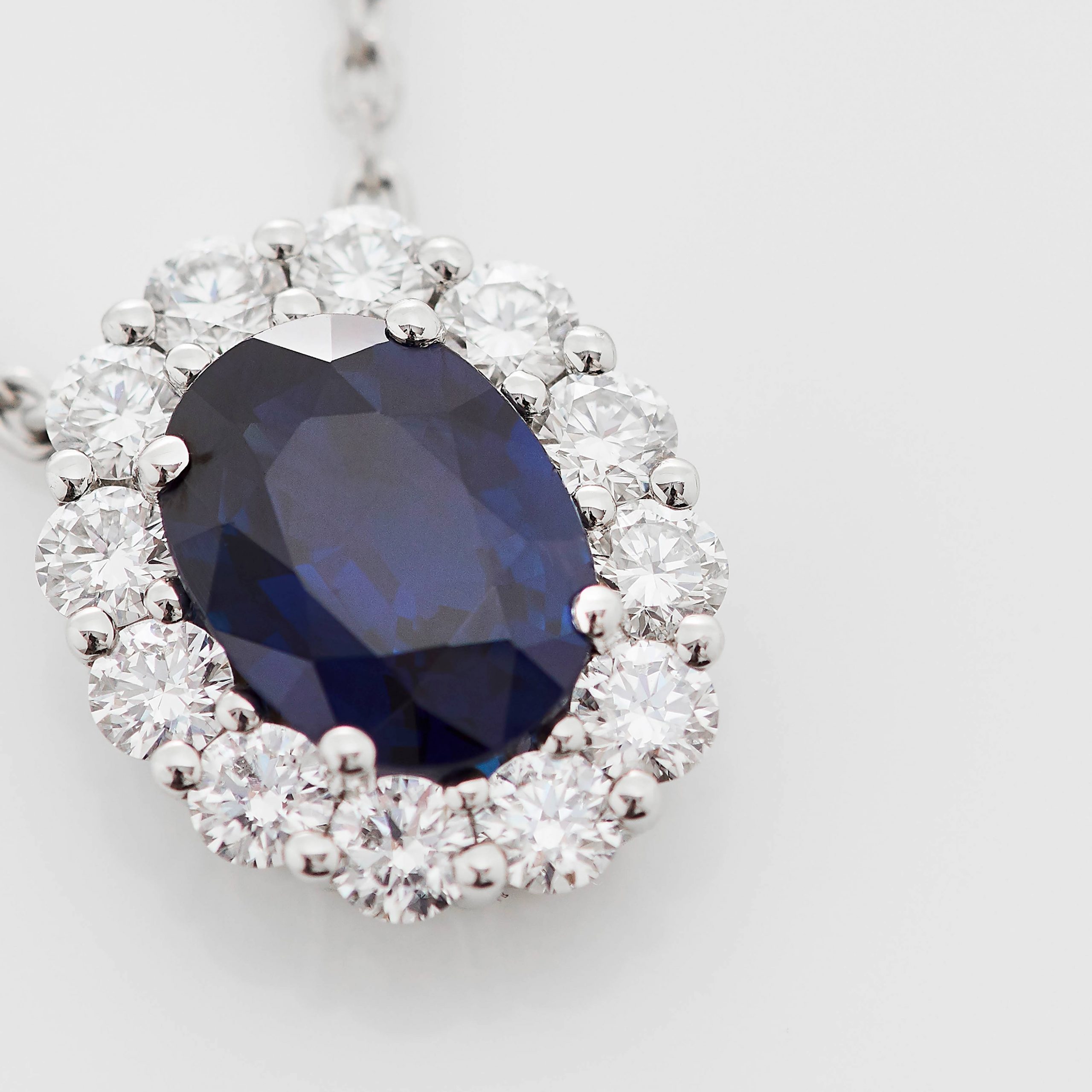 Garrard 1735 jewellery collection Sapphire Oval Pendant in Platinum In Platinum with Diamonds JP17PT03 Detail View Garrard 1735 jewellery collection Sapphire Oval Pendant in Platinum In Platinum with Diamonds JP17PT03 Detail View