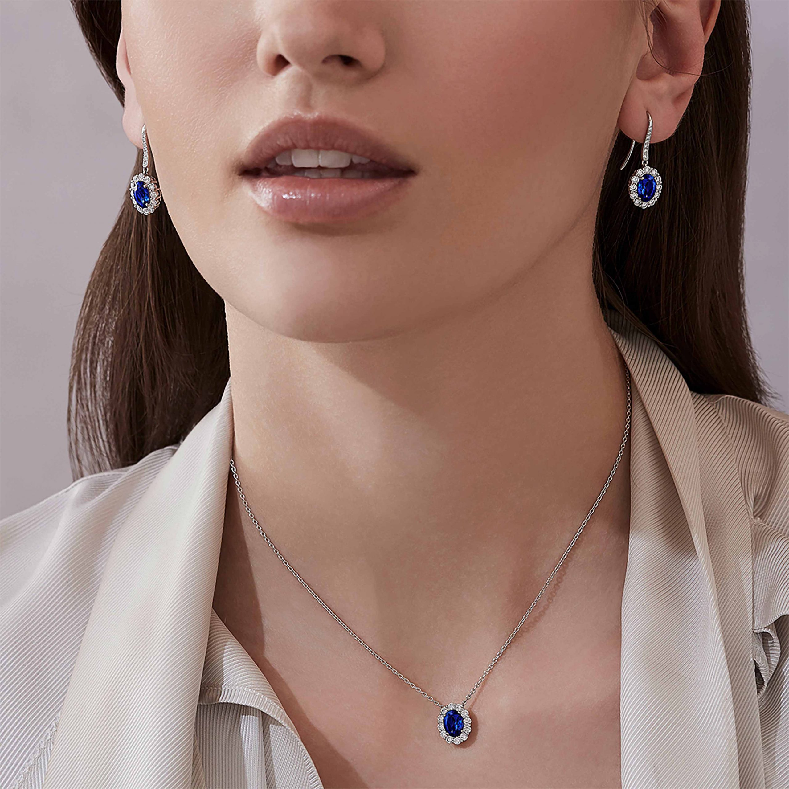Garrard 1735 jewellery collection Sapphire Oval Pendant in Platinum In Platinum with Diamonds JP17PT03 On Model Garrard 1735 jewellery collection Sapphire Oval Pendant in Platinum In Platinum with Diamonds JP17PT03 On Model