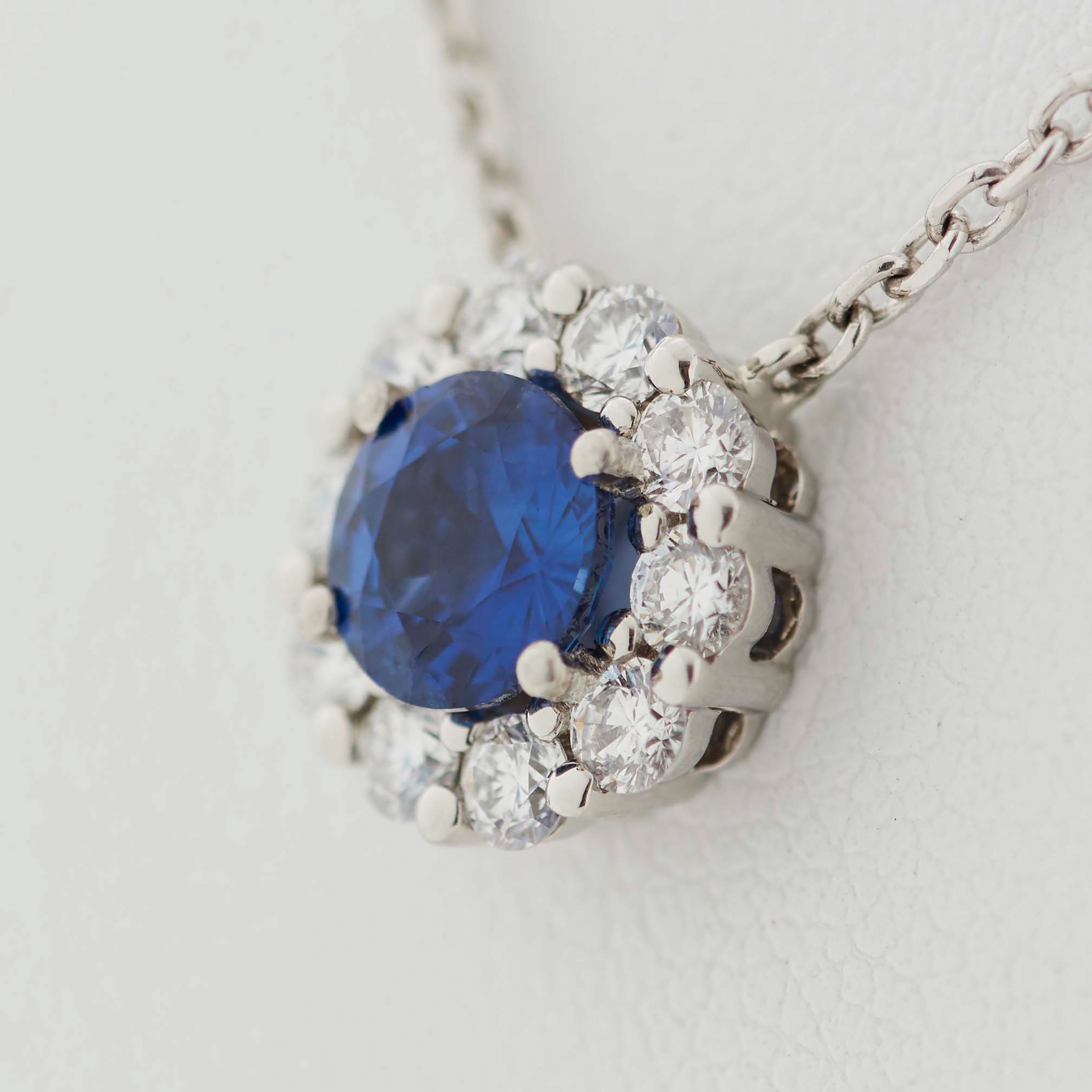 Garrard 1735 jewellery collection Sapphire Round Pendant in Platinum JP17PT06 Detail View 2 Garrard 1735 jewellery collection Sapphire Round Pendant in Platinum JP17PT06 Detail View 2
