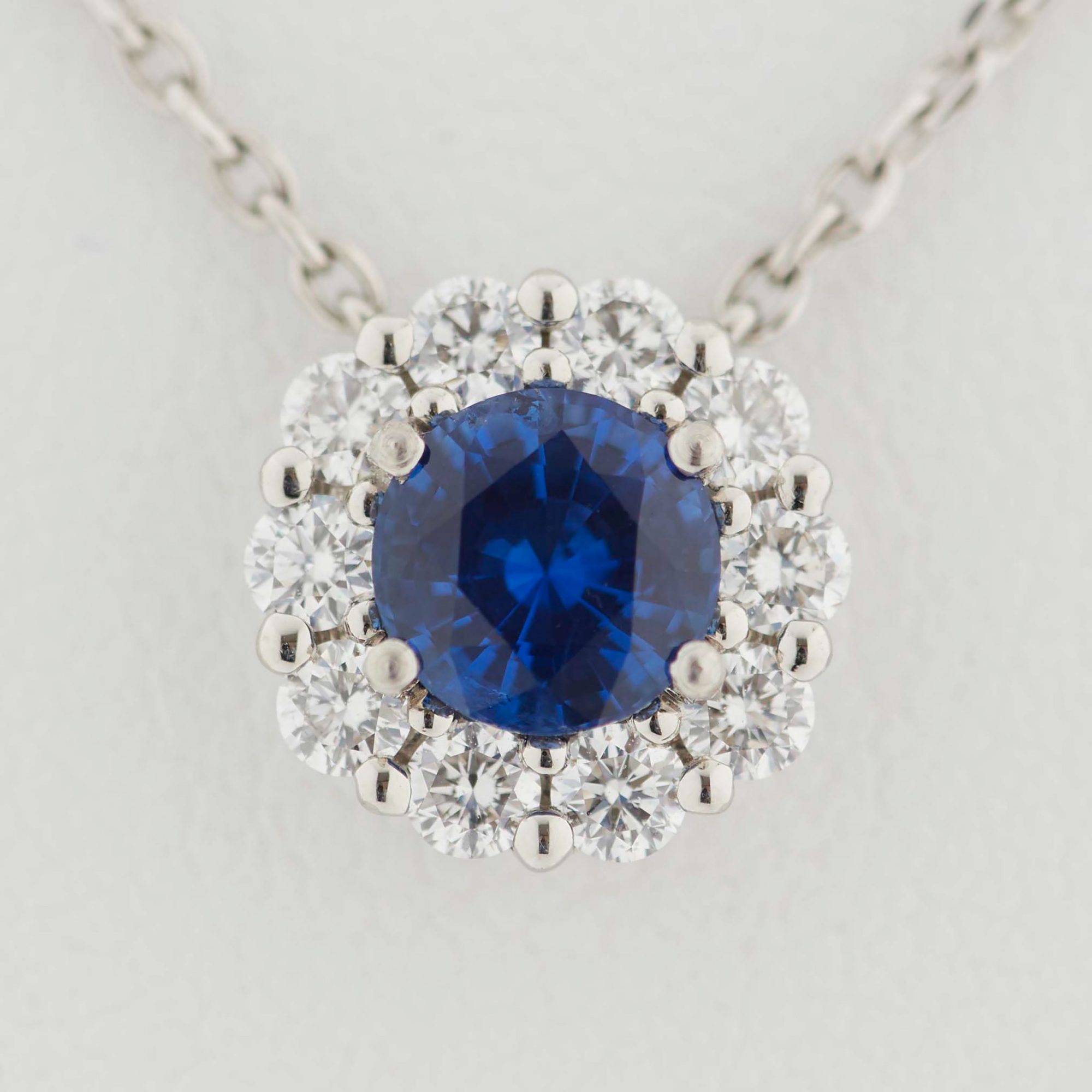 Garrard 1735 jewellery collection Sapphire Round Pendant in Platinum JP17PT06 Detail view