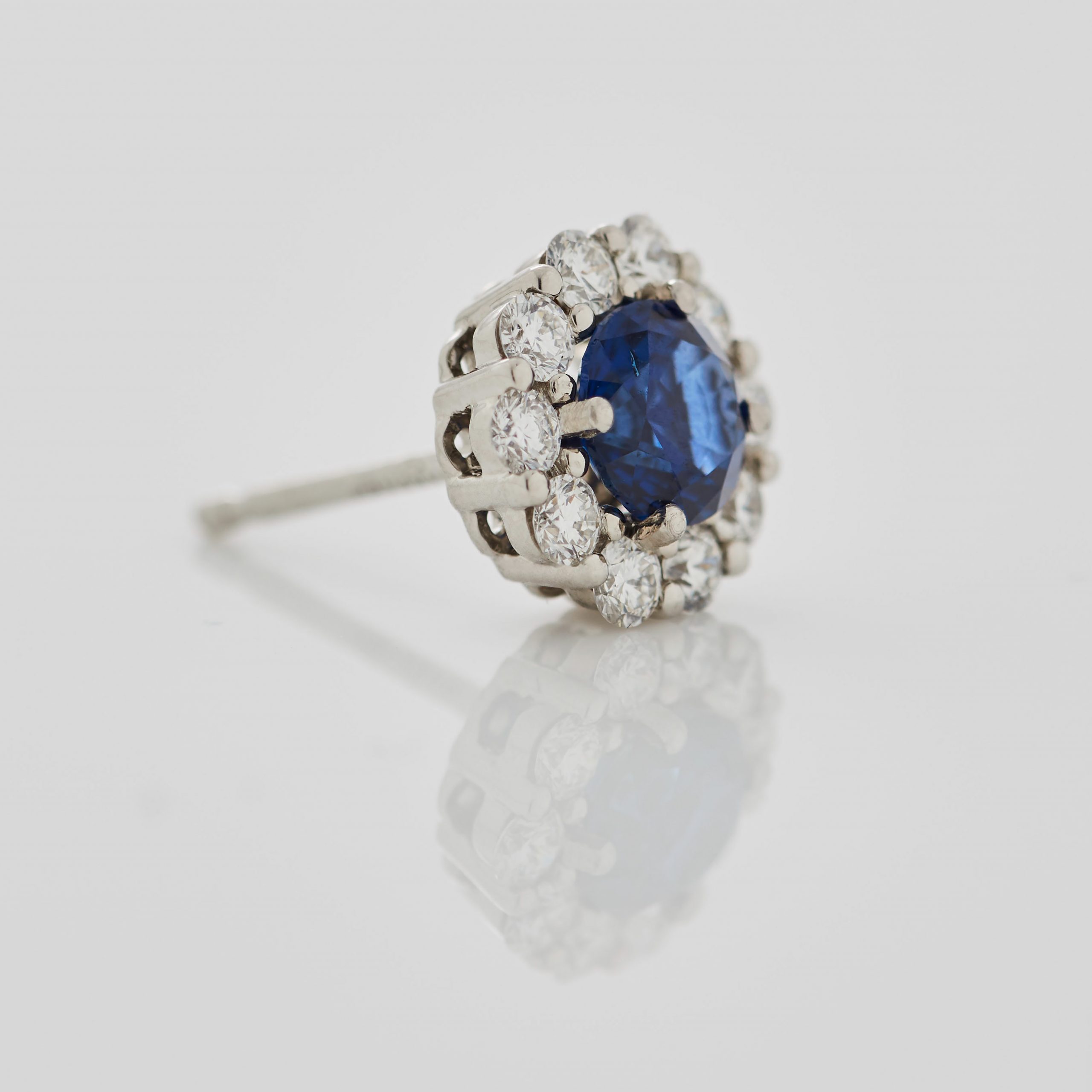 Garrard 1735 jewellery collection sapphire round stud earrings in platinum with diamonds JE17PT06 Detail View 2 Garrard 1735 jewellery collection sapphire round stud earrings in platinum with diamonds JE17PT06 Detail View 2