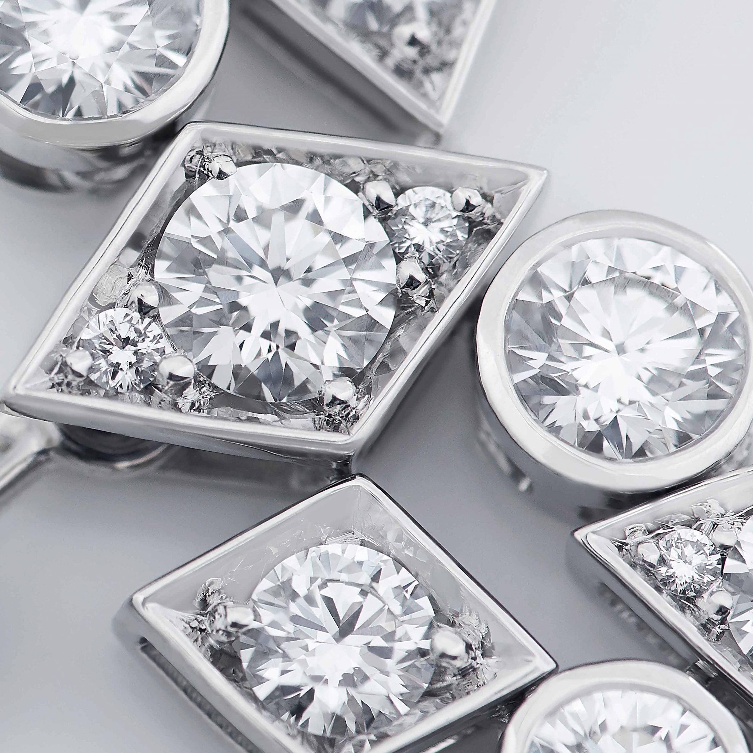 Garrard Albemarle Abstract jewellery Collection transformable diamond necklace in 18ct white gold 2017419 Detail 2 Garrard Albemarle Abstract jewellery Collection transformable diamond necklace in 18ct white gold 2017419 Detail 2