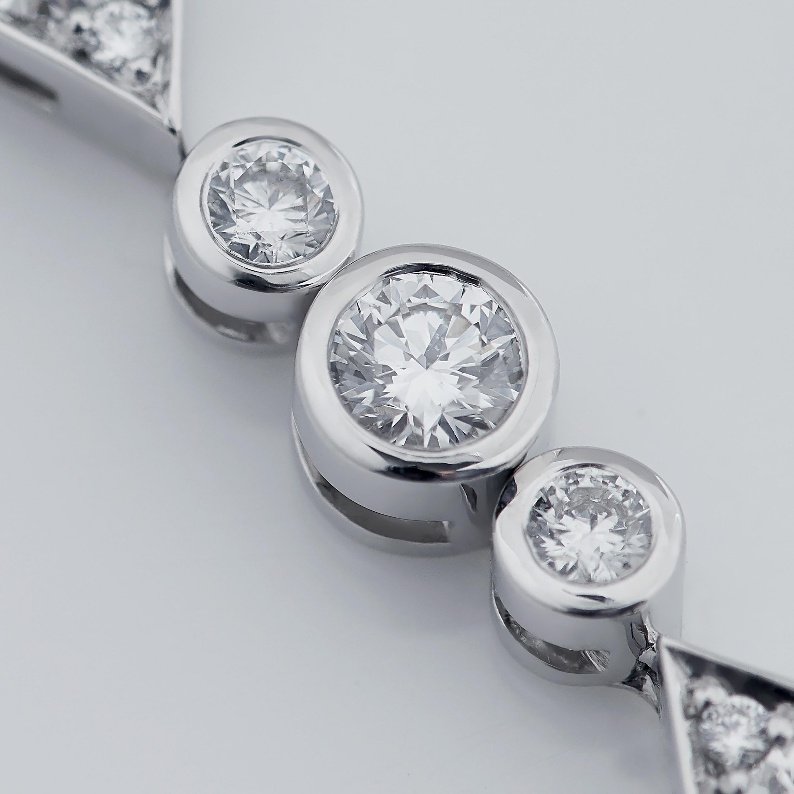 Garrard Albemarle jewellery collection Diamond Necklace in 18ct White Gold, 2014503, Detail Garrard Albemarle jewellery collection Diamond Necklace in 18ct White Gold, 2014503, Detail View 2