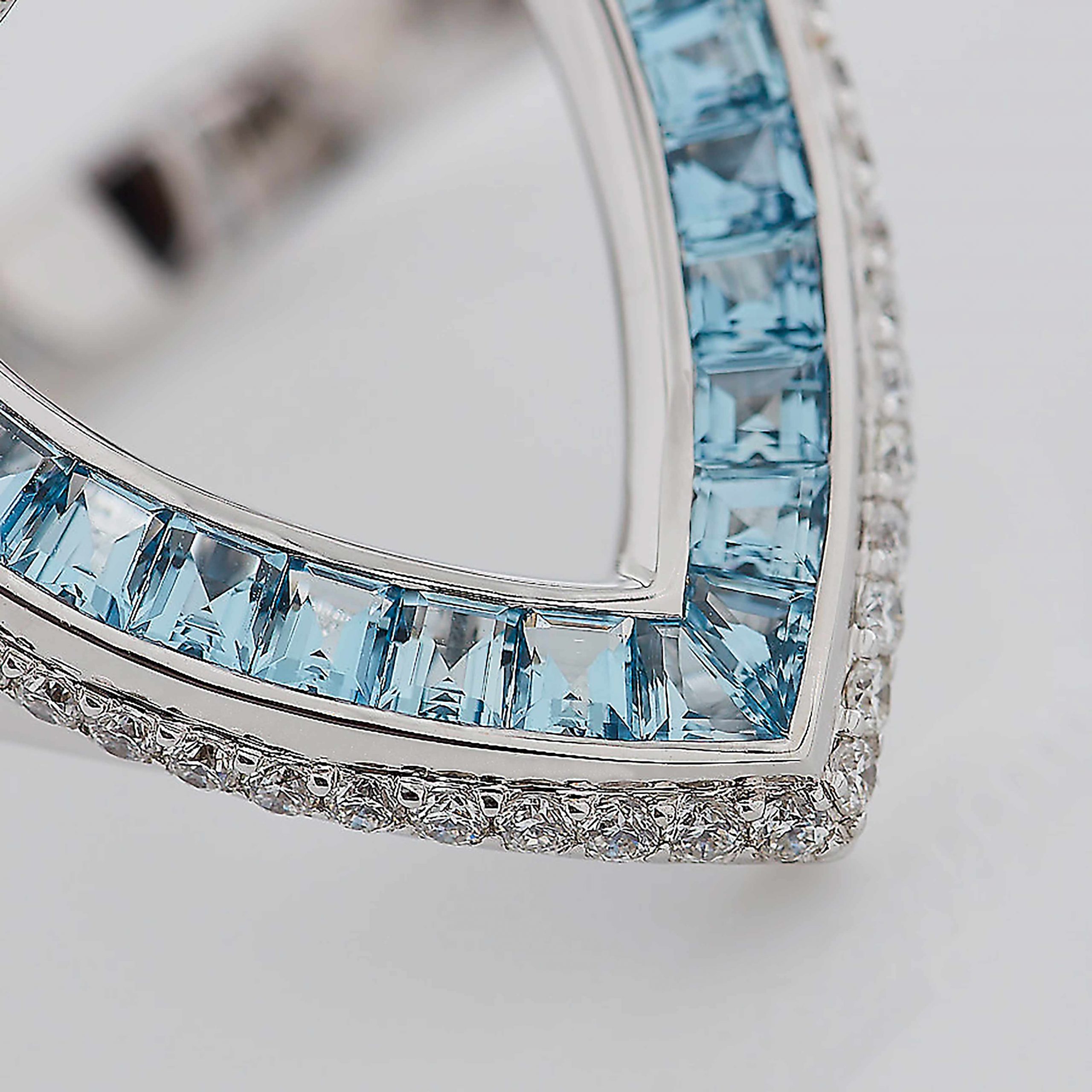 Garrard Aloria jewellery Collection calibre cut aquamarine ring in 18ct white gold with Diamonds 2017070 Detail 2 Garrard Aloria jewellery Collection calibre cut aquamarine ring in 18ct white gold with Diamonds 2017070 Detail 2