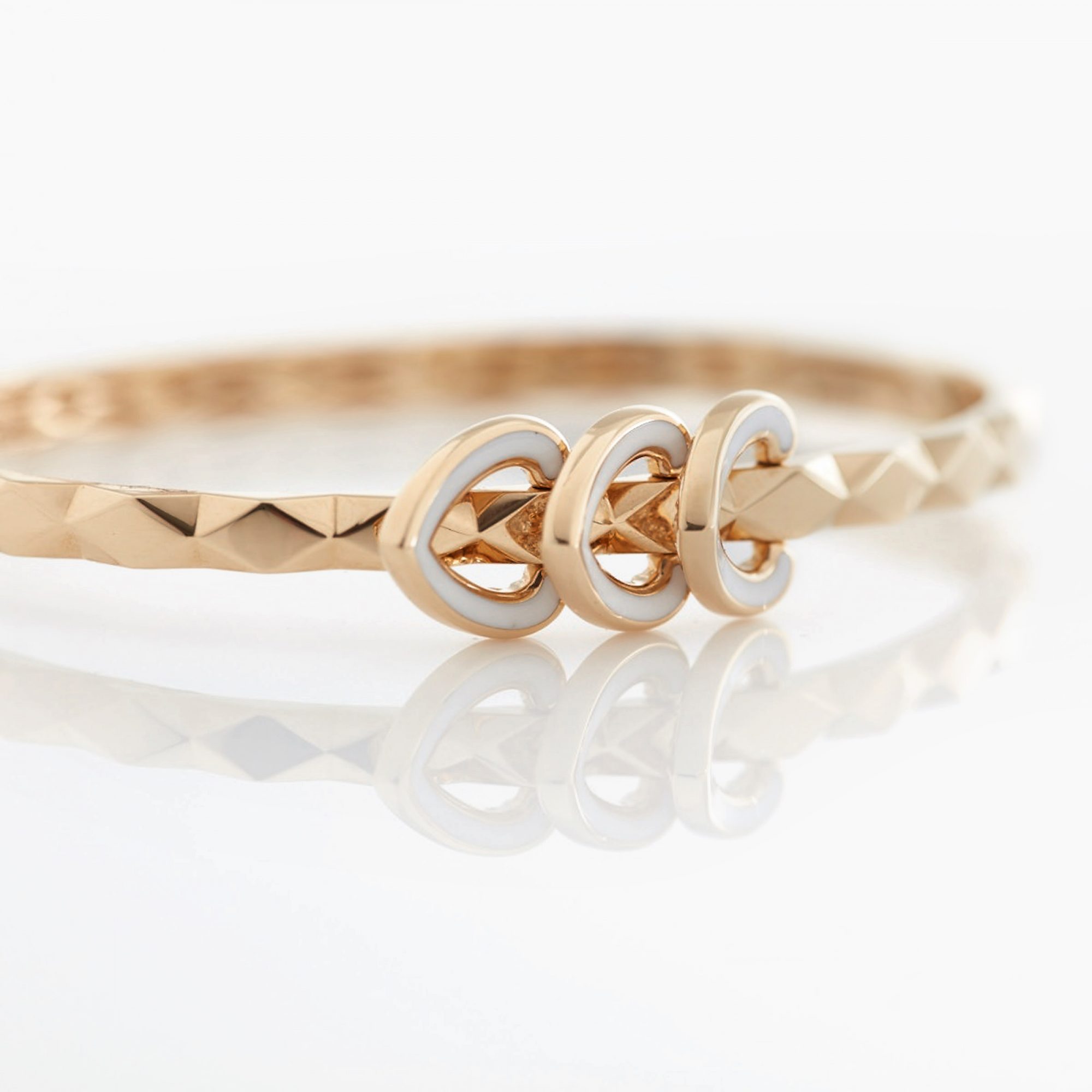 Garrard Aloria jewellery collection Reversible bracelet In 18ct yellow gold with diamonds and enamel 2016935 Detail View