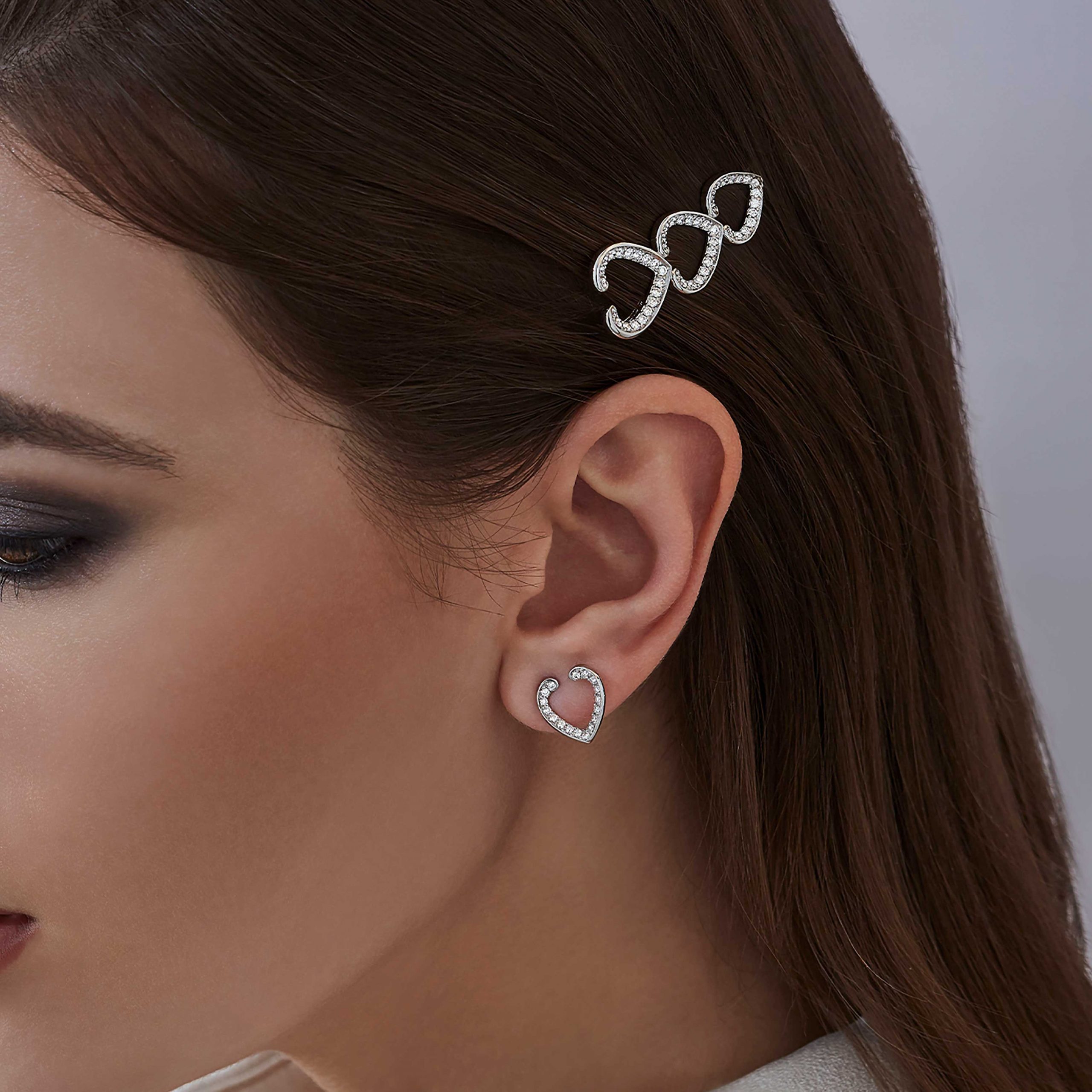 Garrard Aloria jewellery collection Transformable Diamond Hairclip Brooch In 18ct White Gold 2016930 and earrings 2016926 On Model Hair Garrard Aloria jewellery collection Transformable Diamond Hairclip Brooch In 18ct White Gold 2016930 and earrings 2016926 On Model Hair