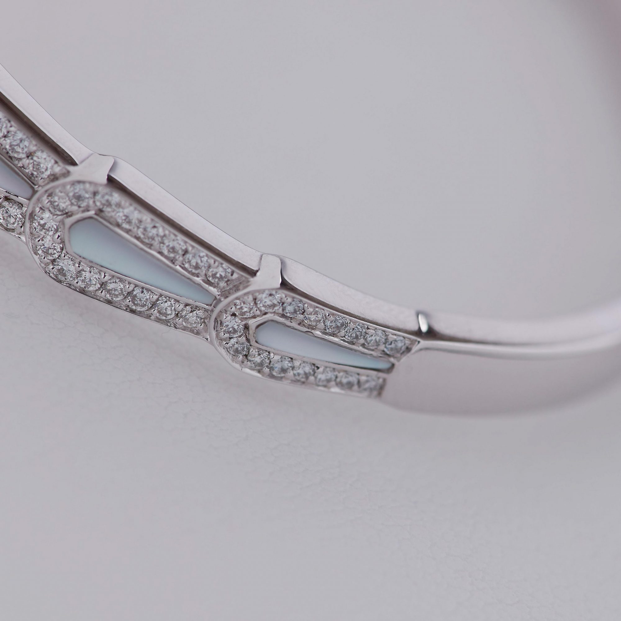 Garrard Fanfare Symphony jewellery collection Diamond and Mother of Pearl Bracelet In 18ct White Gold 2015949 2015853 2015950 Detail View 2