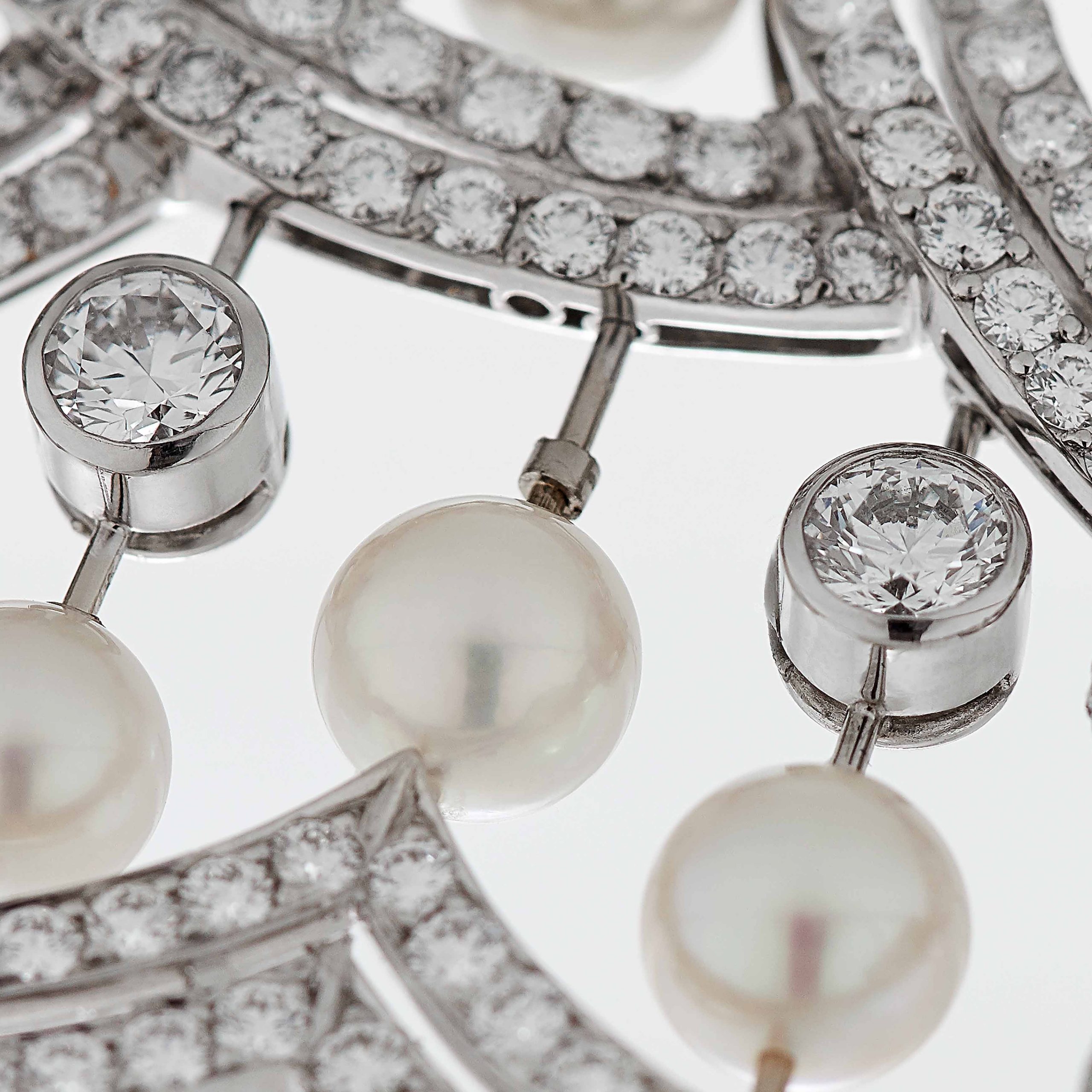 Garrard Garland High Jewellery Diamond and Pearl Tiara In 18ct White Gold 2014254 Detail 2 Garrard Garland High Jewellery Diamond and Pearl Tiara In 18ct White Gold 2014254 Detail 2
