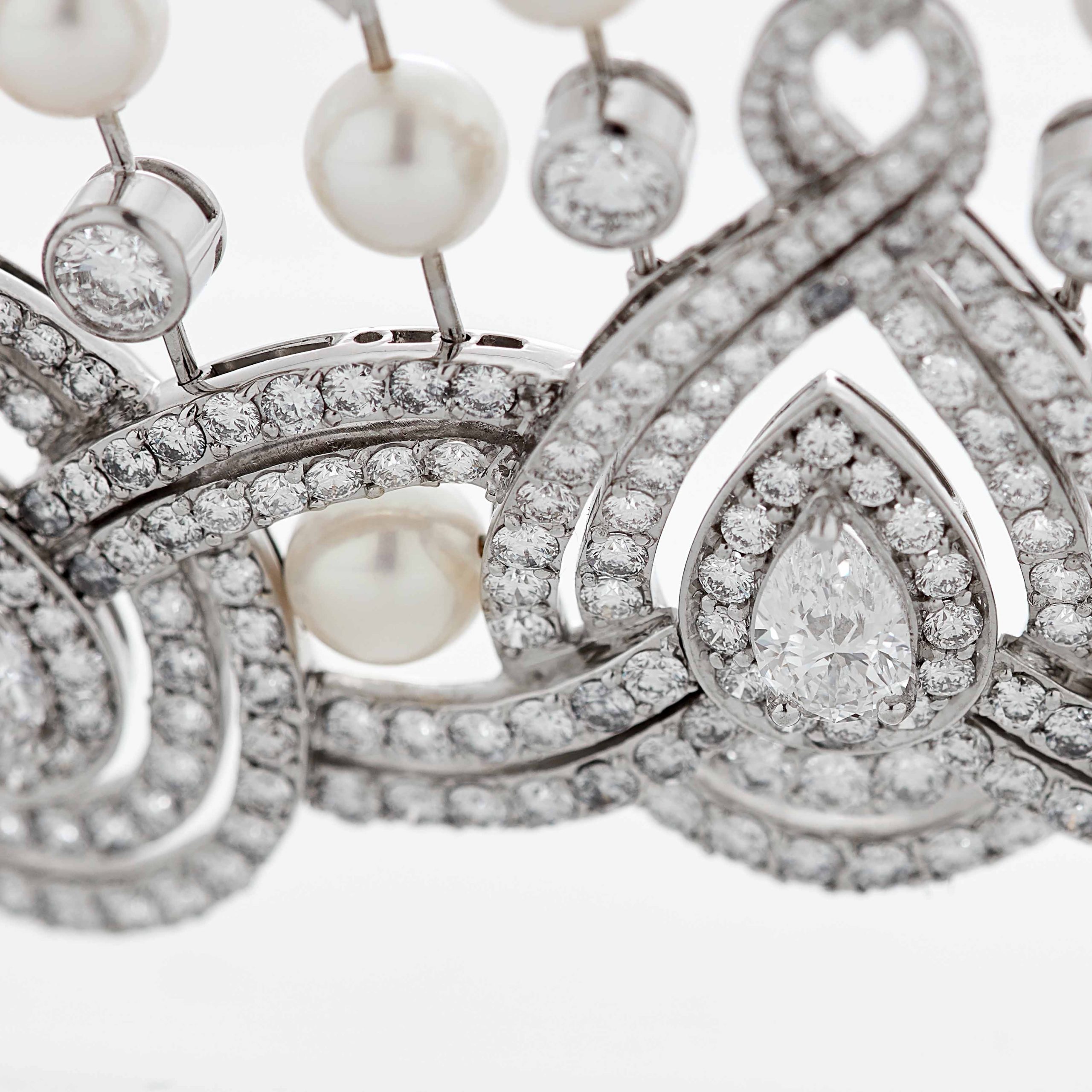 Garrard Garland High Jewellery Diamond and Pearl Tiara In 18ct White Gold 2014254 Detail Garrard Garland High Jewellery Diamond and Pearl Tiara In 18ct White Gold 2014254 Detail