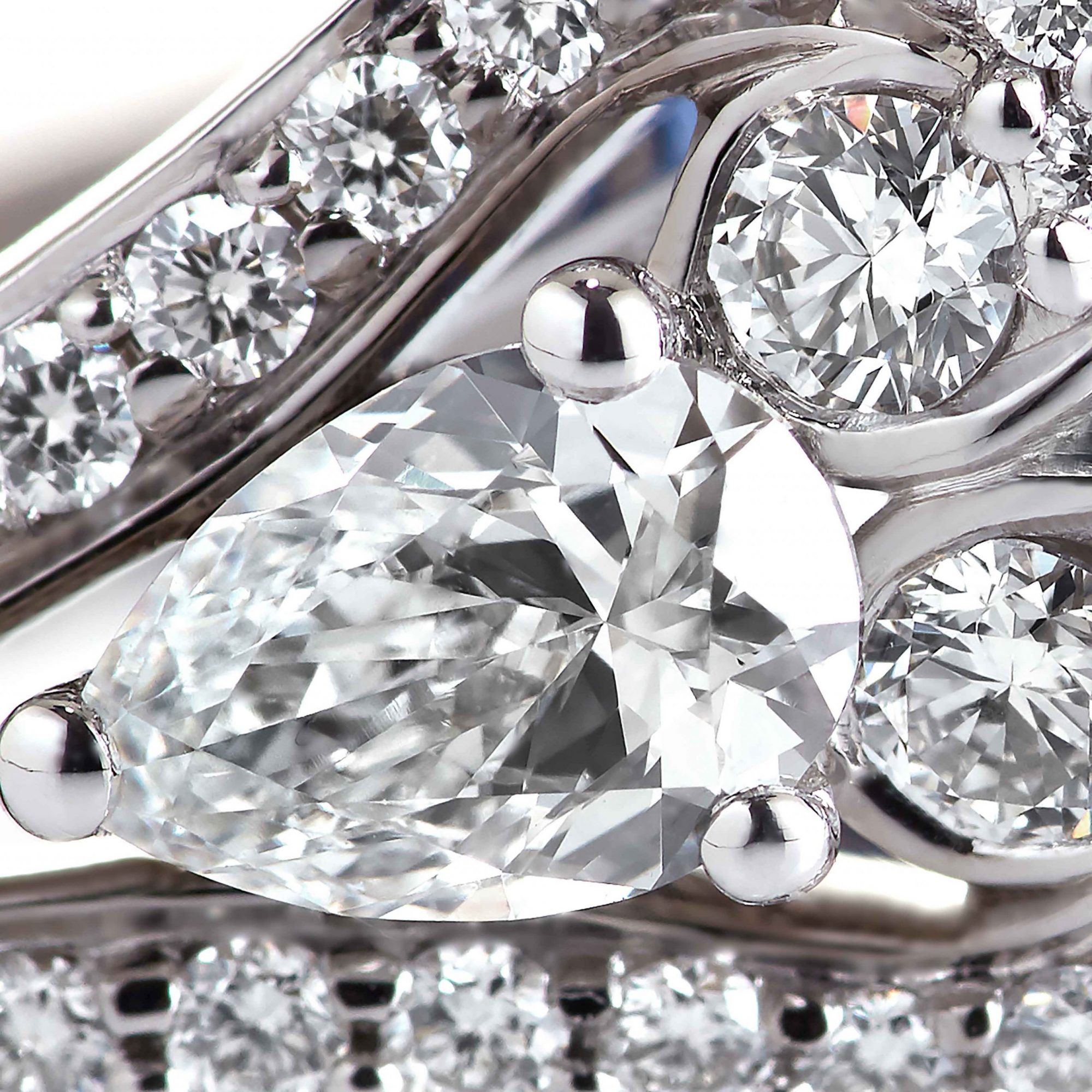 Garrard Jewelled Vault 4.79ct Round Royal Blue Sapphire Ring In 18ct White Gold with Diamonds 2016610 Detail