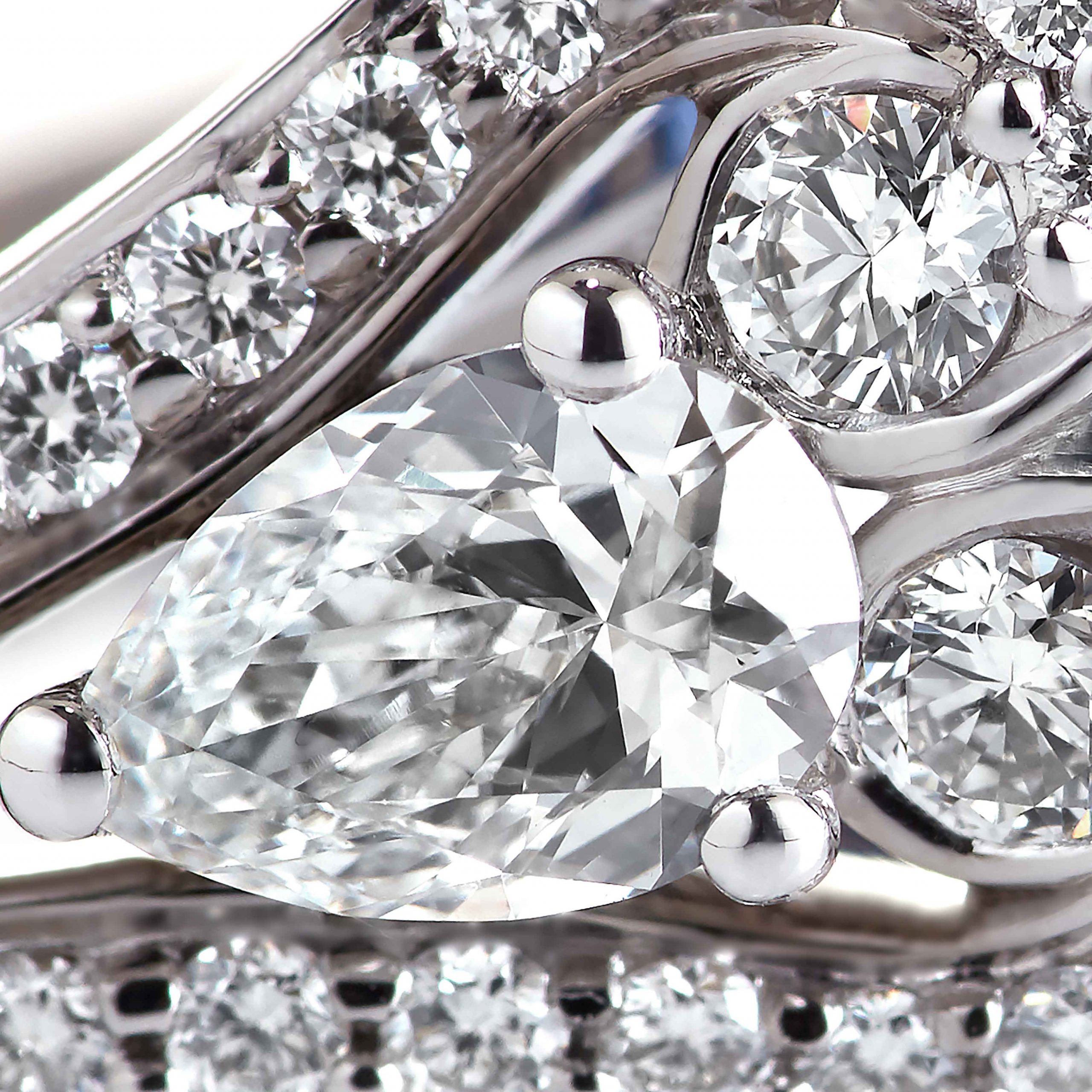 Garrard Jewelled Vault 4.79ct Round Royal Blue Sapphire Ring In 18ct White Gold with Diamonds 2016610 Detail Garrard Jewelled Vault 4.79ct Round Royal Blue Sapphire Ring In 18ct White Gold with Diamonds 2016610 Detail