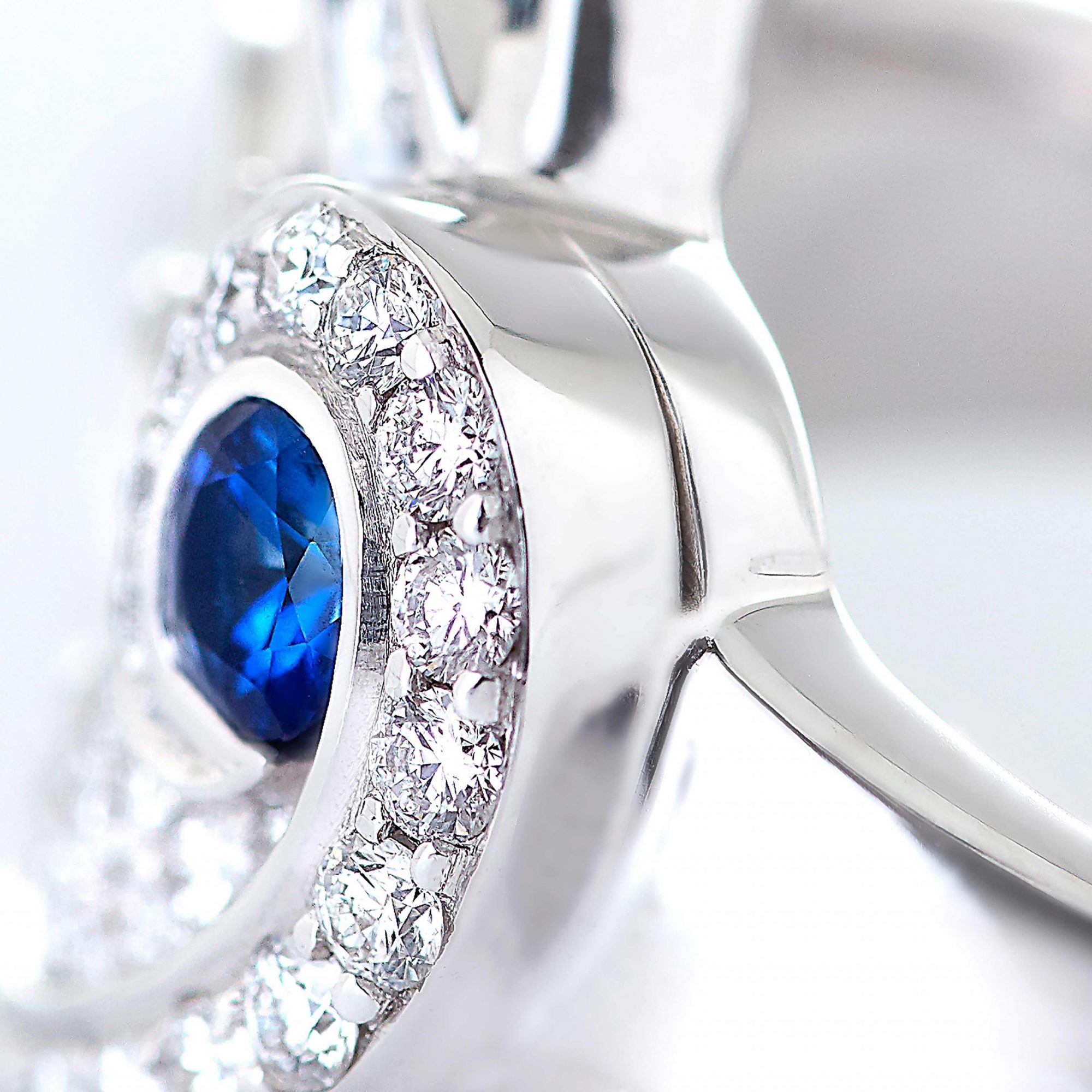 Garrard WIngs Embrace collection Peacock ring with diamonds Sapphires Tsavorites and Aquamarines 2017612 Detail