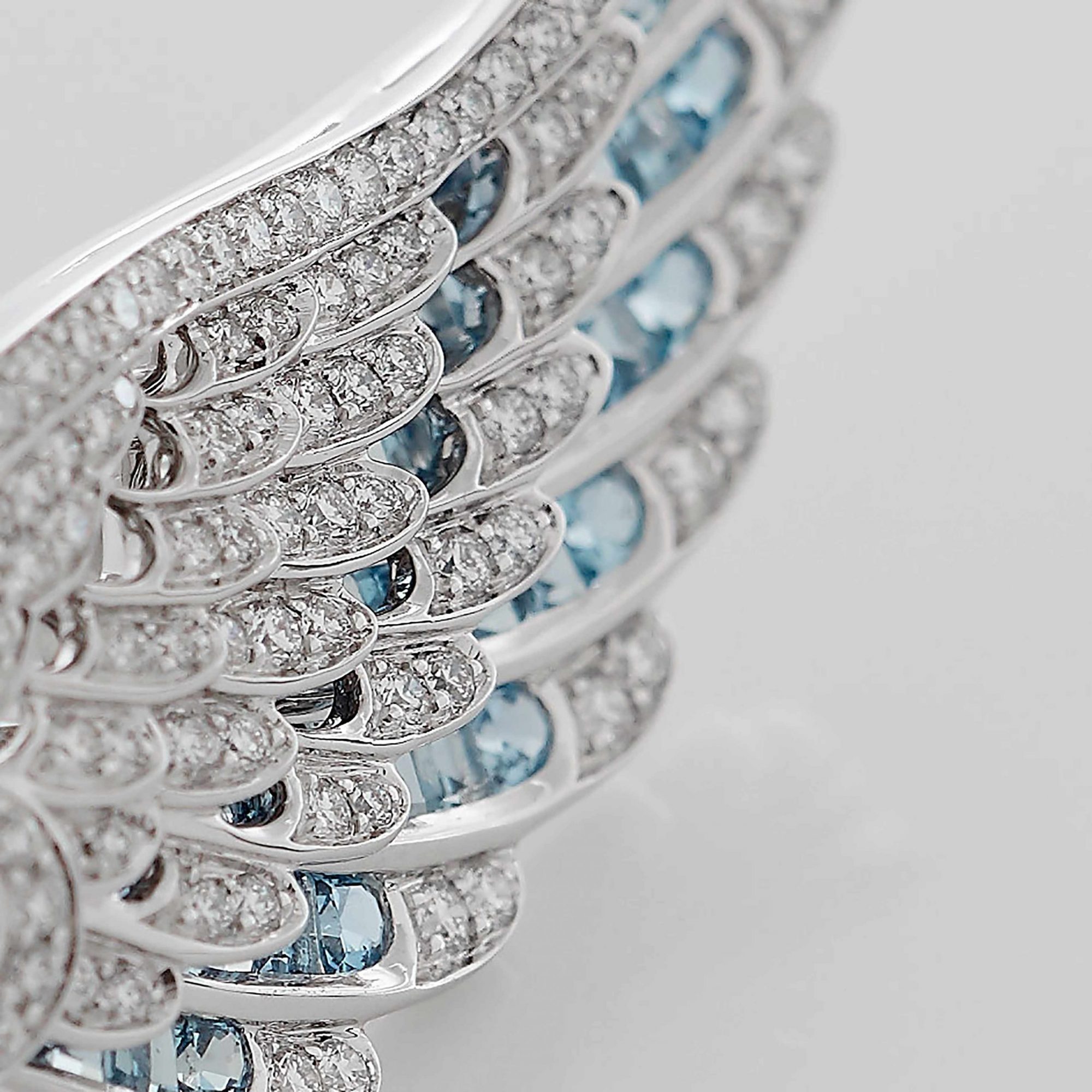Garrard Wings Embrace jewellery collection Across the Finger Aquamarine and Diamond Ring In 18ct White Gold 2016579 Detail 3