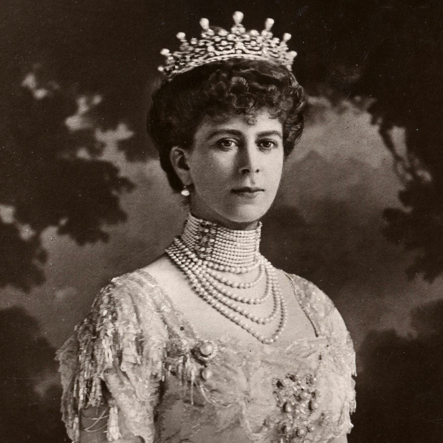Queen Mary wears The Girls of Great Britain and Ireland Tiara
