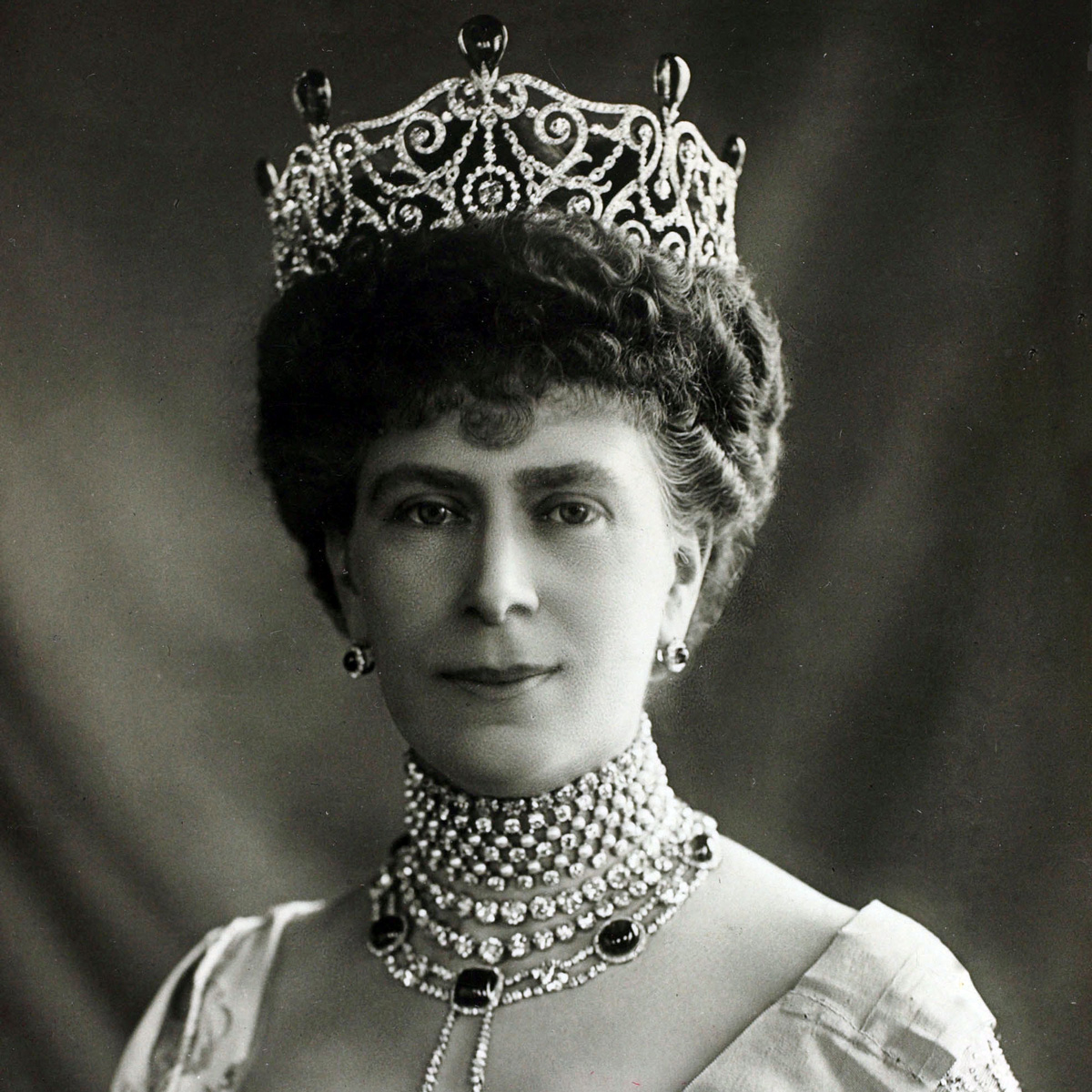 Queen Mary with the Delhi Durba Parure Tiara created by Garrard