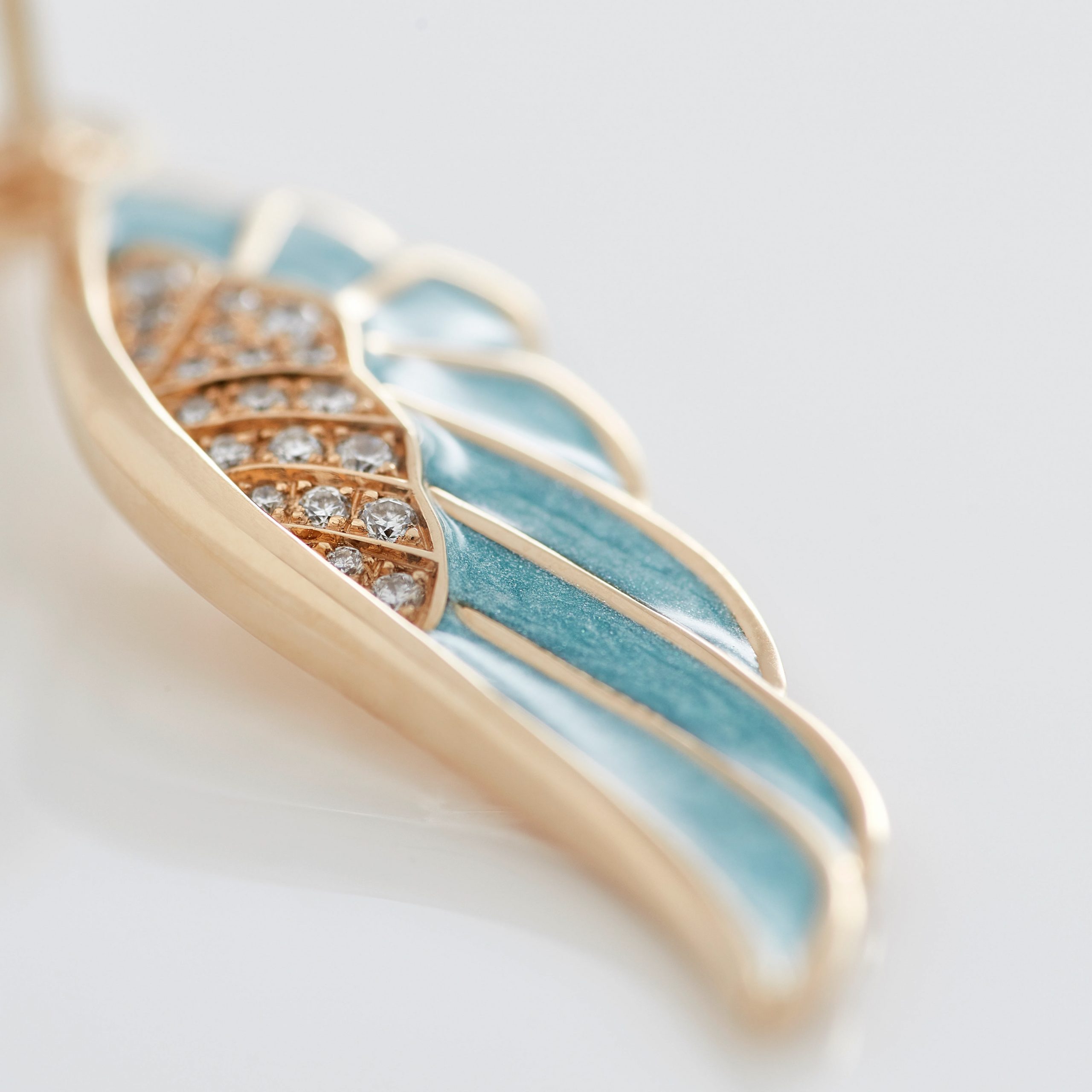Wings Reflection jewellery collectionSummer Enamel Bracelet In 18ct Yellow Gold with Diamonds 2014695 Detail Wings Reflection jewellery collectionSummer Enamel Bracelet In 18ct Yellow Gold with Diamonds 2014695 Detail