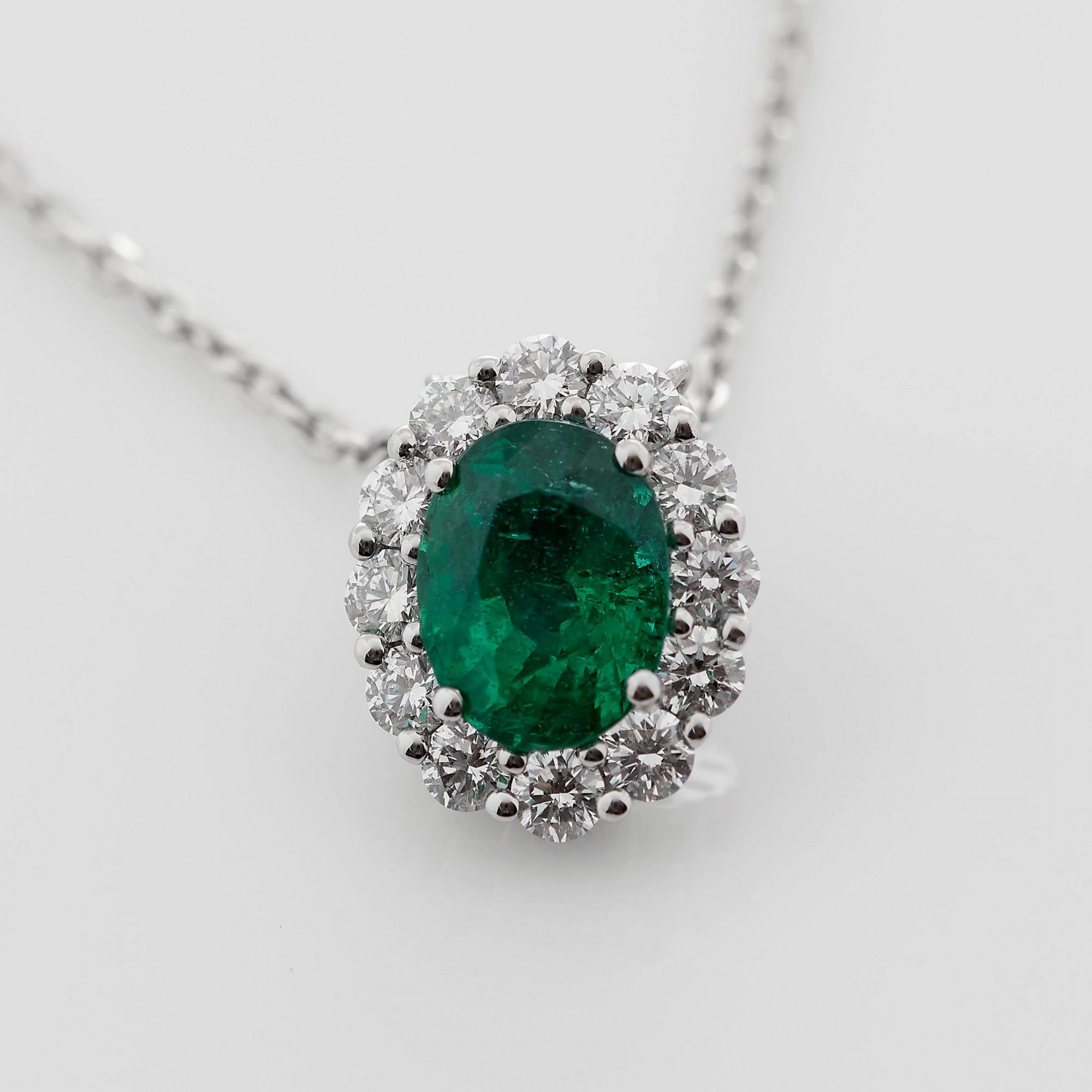 Garrard 1735 jewellery Collection Emerald Oval Pendant in Platinum with Diamonds JP17PT01 Deatil View 2 scaled 2