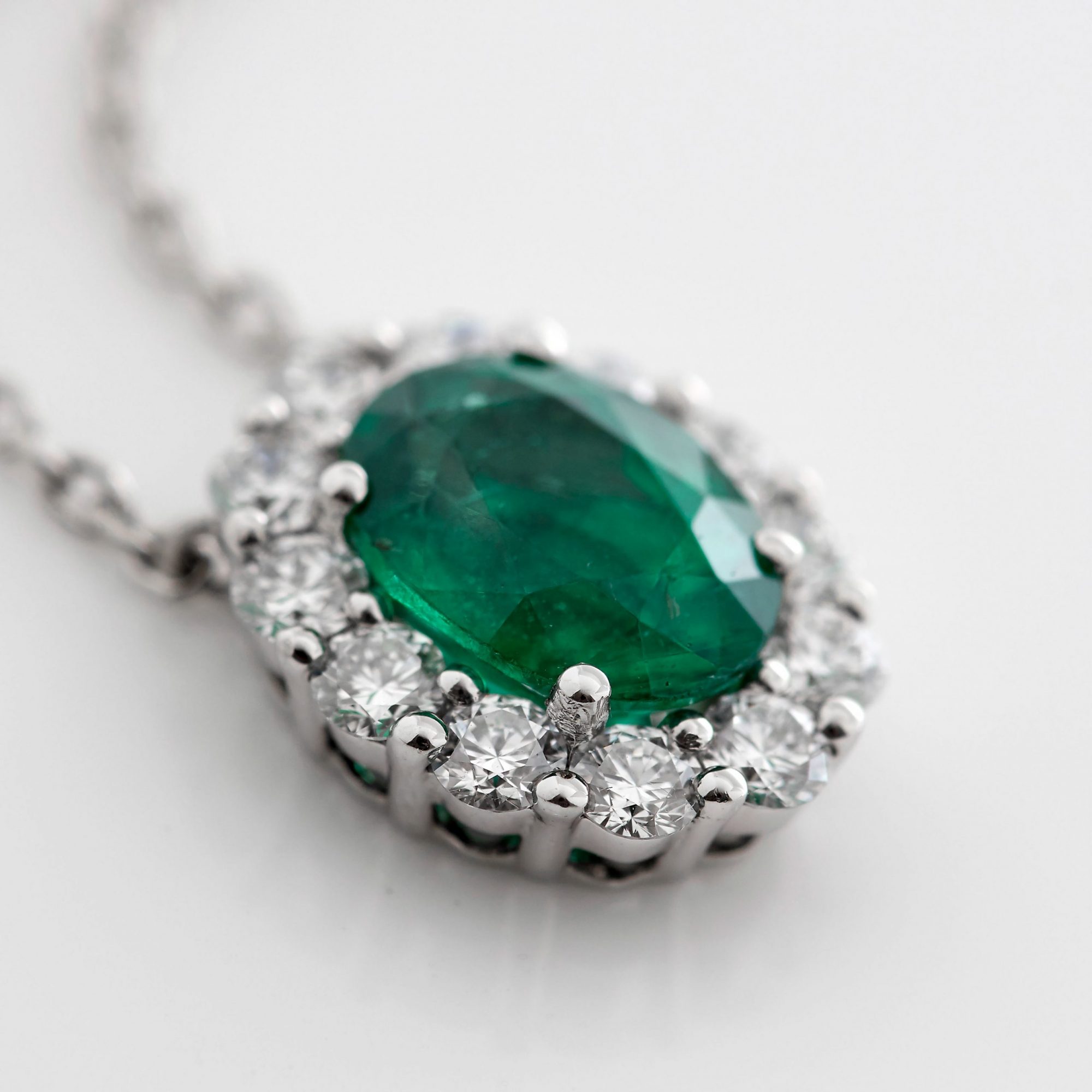 Garrard 1735 jewellery Collection Emerald Oval Pendant in Platinum with Diamonds JP17PT01 Detail View scaled 1