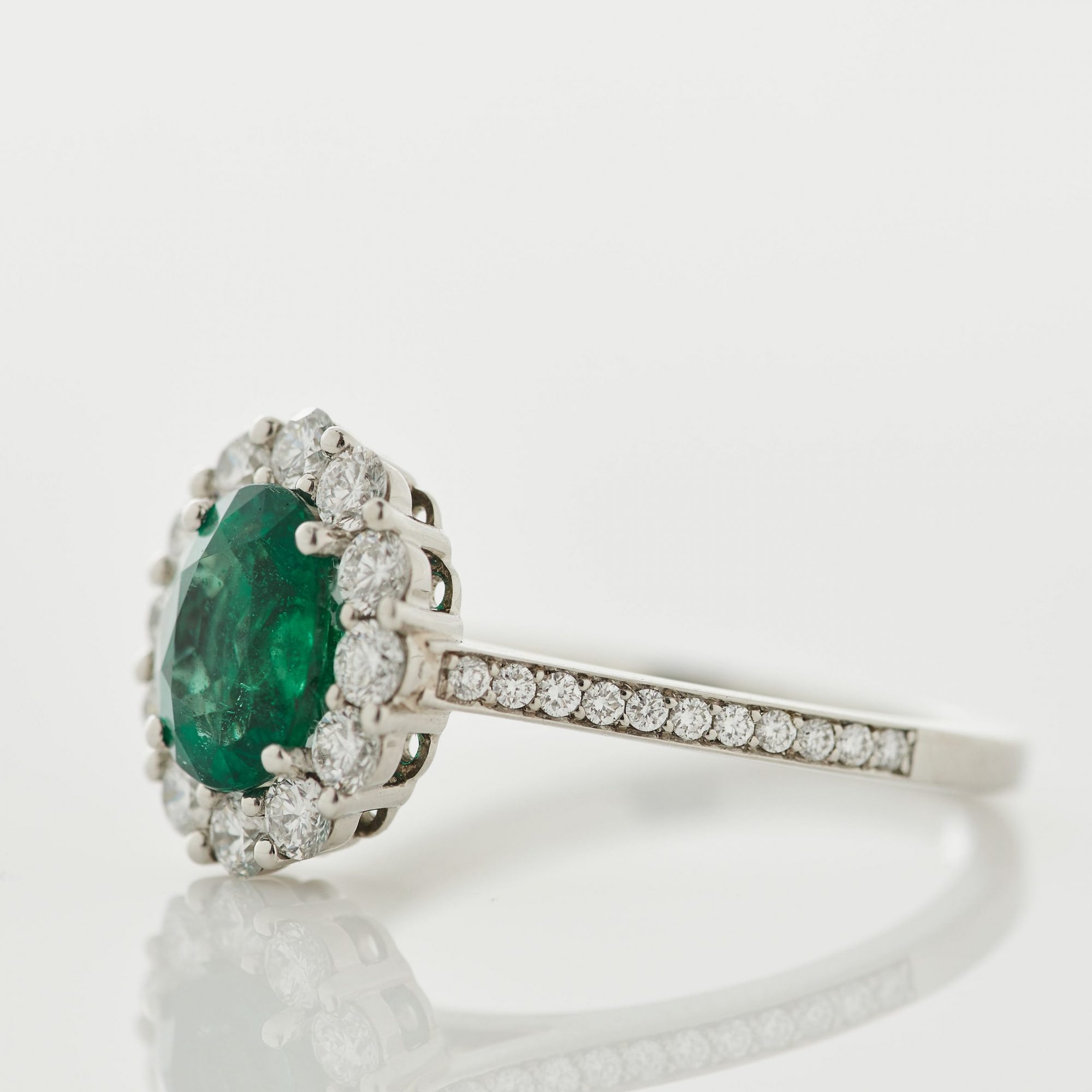 Garrard 1735 jewellery Emerald Oval Ring in Platinum with diamonds JR17PT01Detail View 1 scaled 1