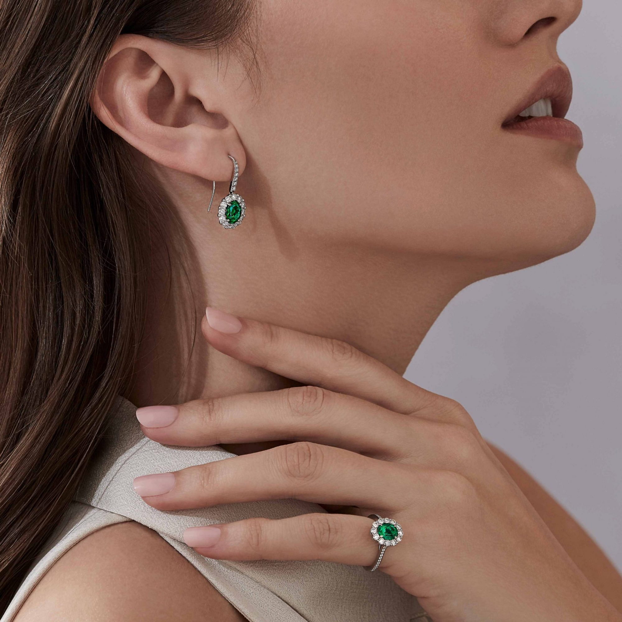 Garrard 1735 jewllery collection emerald oval drop earrings in platinum with diamonds JE17PT01 and ring On Model 1 scaled 1