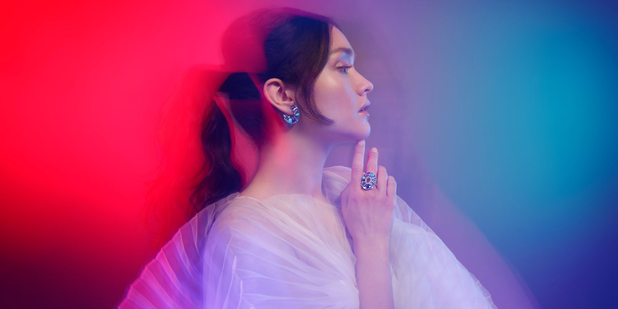 Garrard Brand Ambassador Olivia Cooke wears Blaze jewellery collection earrings and ring 2
